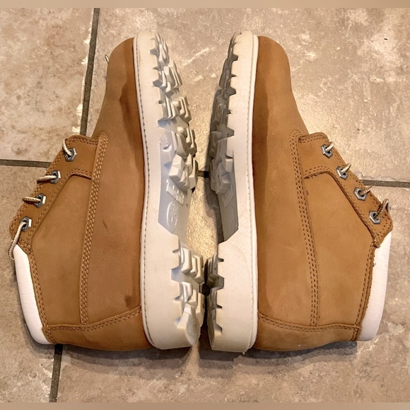 Women’s white trimmed Timberline boots - Picture 7 of 10